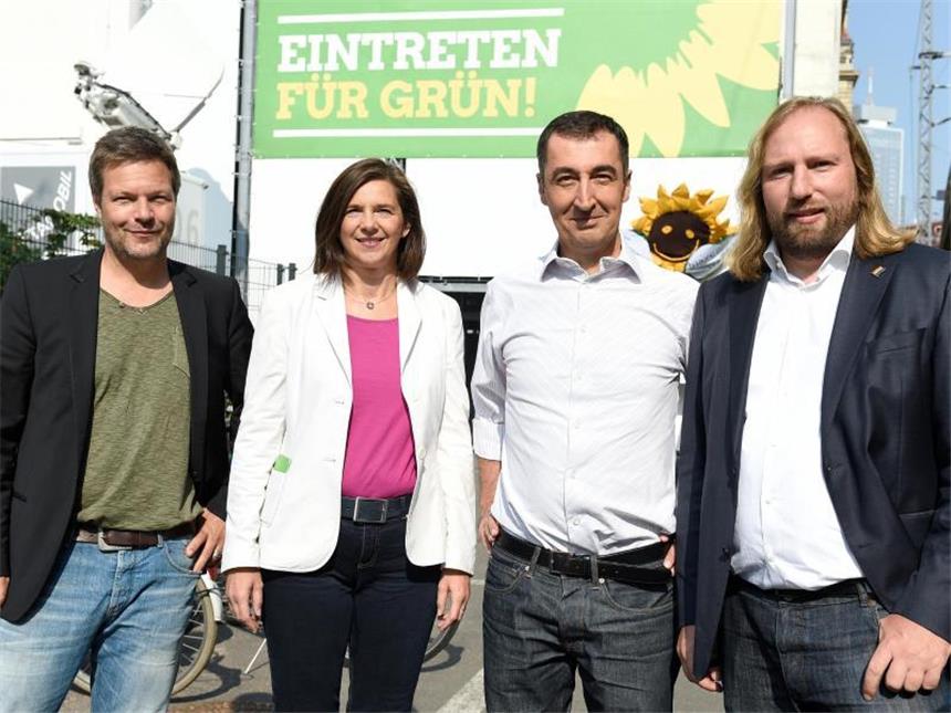 Grüne eröffnen Kampf um Spitzenkandidatur Grünen-Chef Cem Özdemir (2.v.r.), die Fraktionsvorsitzenden Anton Hofreiter (r.) und Katrin Göring-Eckardt, und der stellvertretende Ministerpräsident und Umweltminister von Schleswig-Holstein Robert Habeck beim Länderrat der Grünen. Foto: Rainer Jensen