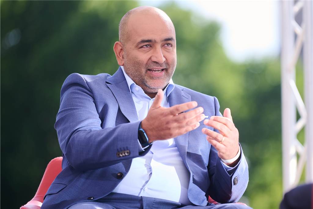 Elmos wird Thema bei „Anne Will“: Grünen-Chef gegen Fabrik-Verkauf Omid Nouripour während des ARD-Sommerinterviews auf der Terrasse des Marie-Elisabeth-Lüders-Haus in Berlin.