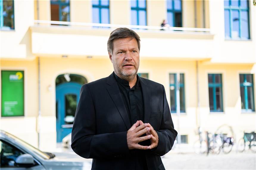 Lübcke-Mord: Wie Seehofer und Habeck Rechtsextremismus bekämpfen wollen Grünen-Chef Robert Habeck setzt sich für eine zentrale Anlaufstelle für bedrohte Menschen ein.