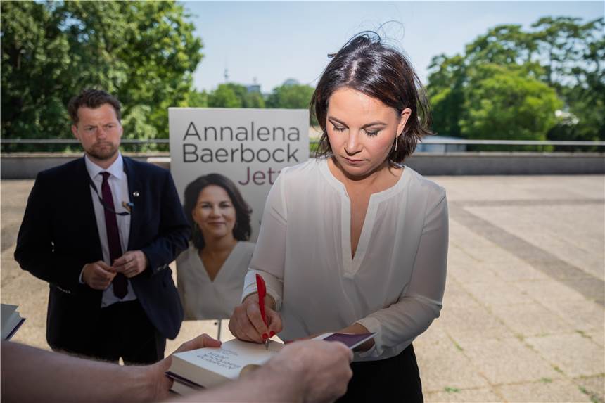Baerbock räumt Fehler ein - Buch wird mit Quellenangaben versehen Grünen-Kanzlerkandidatin Annalena Baerbock sieht sich mit Plagiatsvorwürfen zu ihrem Buch konfrontiert.