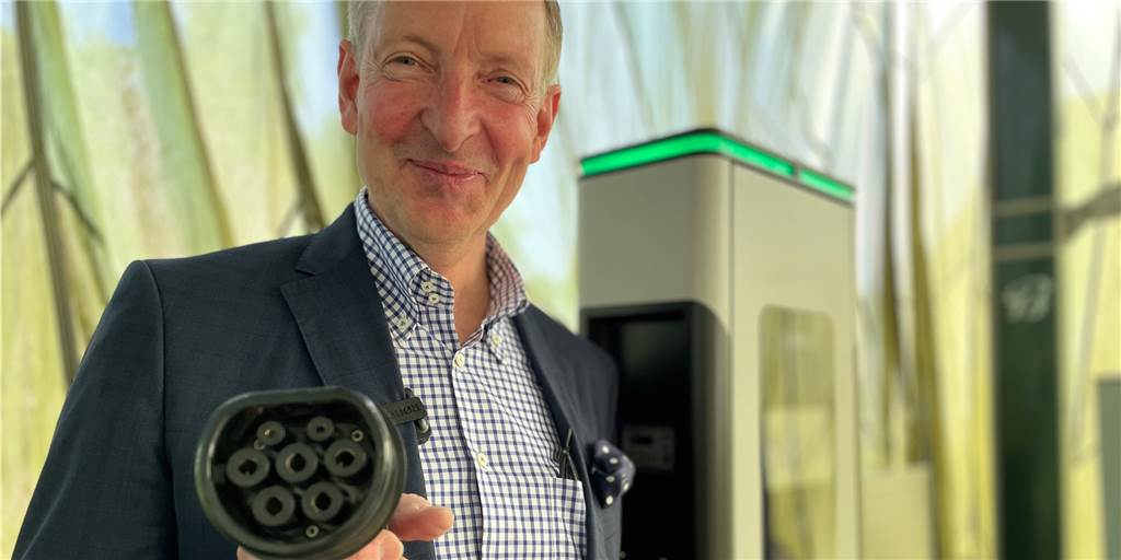 E-Ladesäulen für Castrop-Rauxel: Verzögerungen bei Siemens Grünen Strom aus den 100 Ladesäulen der Stadtwerke: Prof. Dr. Ulrich Breilmann ist begeistert. Sein Unternehmen wird die Siemens-Geräte in der Stadt aufstellen.
