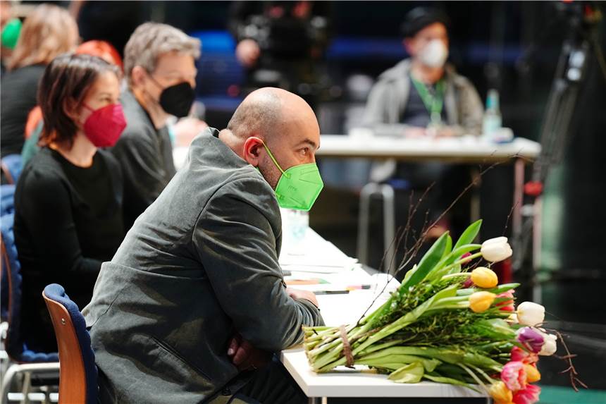 Lang und Nouripour zum neuen Grünen-Spitzenduo gewählt Grünenpolitiker Omid Nouripour (vorne) sitzt nach seiner Wahl beim Bundesparteitag von Bündnis 90/Die Grünen neben seinen Vorgängern Robert Habeck und Annalena Baerbock.