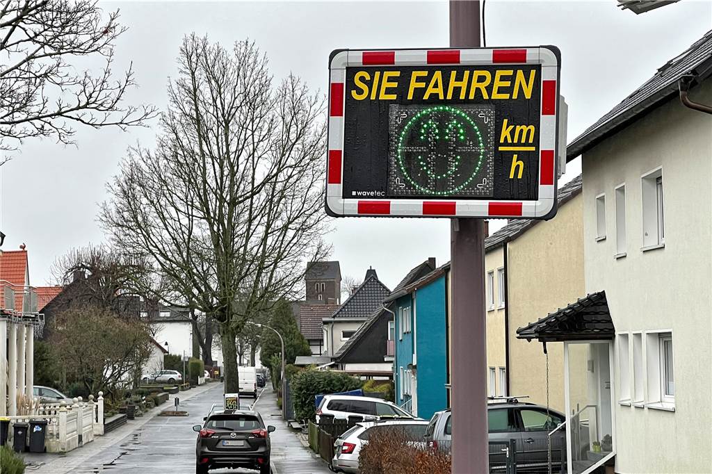 Smileys statt Blitzer: Wie ein Dorf aus dem Kreis Unna gegen Raser kämpft Grüner, lachender Smiley an der Holzwickeder Straße in Billmerich.