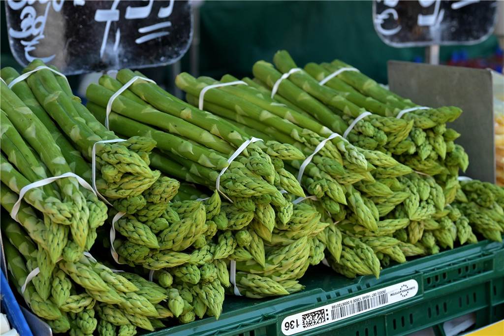 Grüner Spargel steht immer noch im Schatten seines weißen, dickeren Verwandten. Dabei ist der grüne Spargel vitaminreicher und bracht,. weil er dünner ist, nicht geschält zu werden. 