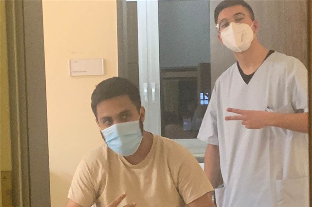 Waden- und Schienbeinbrüche bescheren RW Unna den Treffpunkt Klinikum Grüße von nebenan: Hussein Amiri und Pfleger Liam Braun spielen ebenfalls in einer Mannschaft zusammen mit Nilsen Pott und Robin Rohleff.