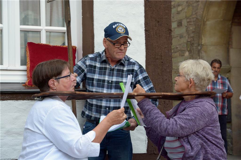 „Ihr Miststücke!“: Frauen werden auf dem Marktplatz übel beleidigt Grund für die hektischen Szenen auf dem Marktplatz waren die Proben des Verkehrsvereins für eine besondere Stadtführung.