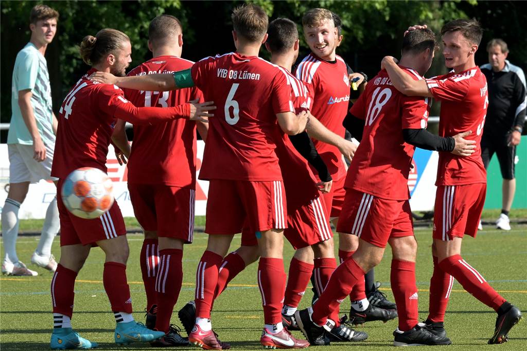 Nach einem halben Jahr beim VfB Lünen: Ex-Cappenberger gibt Zusage für kommende Saison Grund zum Jubeln beim VfB: Maik Pohl (ganz rechts) hat verlängert.