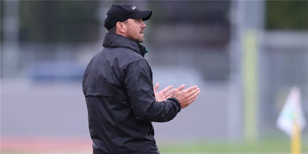 Mehrere Spieler geben Zusagen beim SuS Olfen – auch Führungsfiguren: Plexiglasscheibe entscheidend Grund zum Jubeln für Olfens Trainer Patrick Linnemann: Ein Führungsspieler bleibt ihm auch in der kommenden Spielzeit erhalten.