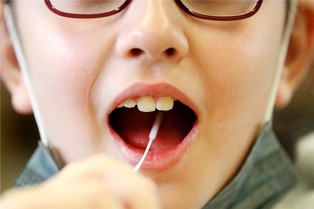 Grundschulkinder müssen sich zweimal pro Woche mit einem Lollitest auf das Coronavirus testen. Eltern können ihre Kinder aber auch selbstständig in einem Testzentrum testen lassen. In Kamen nehmen das nicht wenige in Anspruch.