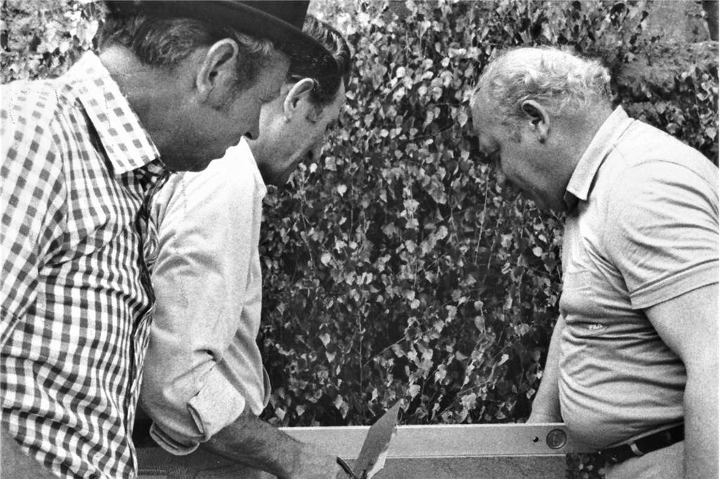 Halterns erstes Kaufhaus: Wutausbrüche und Bürgerprotest Grundsteinlegung des Kaufhaus-Komplexes am 24. Juni 1983. Auf dem Foto Erster Beigeordneter Julius Holzschneider (M.) und Bürgermeister Hermann Wessel (r.).
