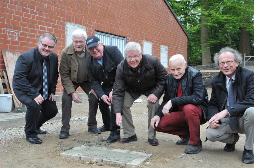 Grundsteinlegung für den Neubau in Brambauer Grundsteinlegung in der Glückauf-Arena (v.l.): Marc Stoverock (ZGL), Architekt Wolf-Eberhard Benthaus, 2. BVB-Vorsitzender Helmut Stolzenhoff, BVB-Vorsitzender Burkhard Trompeter, 2. BVB-Vorsitzender Rainer Manns und Siegfried Störmer, stellvertretender Bürgermeister und Vorsitzender des Ausschusses für Bildung und Sport.