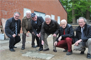 Grundsteinlegung in der Glückauf-Arena (v.l.): Marc Stoverock (ZGL), Architekt Wolf-Eberhard Benthaus, 2. BVB-Vorsitzender Helmut Stolzenhoff, BVB-Vorsitzender Burkhard Trompeter, 2. BVB-Vorsitzender Rainer Manns und Siegfried Störmer, stellvertretender Bürgermeister und Vorsitzender des Ausschusses für Bildung und Sport.