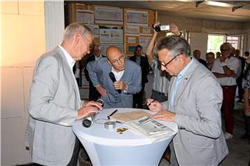Grundsteinlegung und Deckenfest im Rohbau des Klara-Hospizes am Lipper Weg in Marl, hier mit Dr. Andres Schützendübel (M.) und Manfred Rosenberg (l.), den ehrenamtlichen Geschäftsführern der Klara-Hospiz gGmbH.