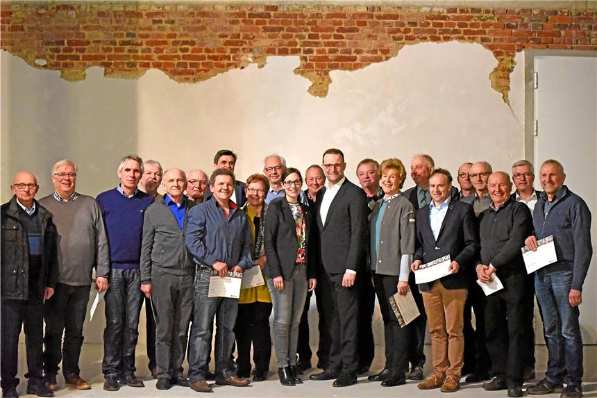 Auf Du und Du mit dem Minister Gruppenbild der Jubilare mit dem Minister (v.l.): Franz Gausling, Heinz Bockhold, Bernhard Wischemann, Hermann Wierling, Werner Nacke, Heinrich Alfert, Albert Bömer, Mario Strehlow (CDU-Vorsitzender), Dorothee Brüggemann, Norbert Kippelt, Heike Wermer (Landtagsabgeordnete), Josef Heying, Gesundheitsminister Jens Spahn, Theo Wittenberg, Bärbel Pieper, Friedrich Jasper, Landrat Dr. Kai Zwicker, Paul Wessling, Günter Bröker, Johannes Probst, Ulrich Helmich und Bernhard Ostendorf.