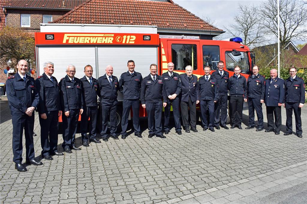 Besondere Ehrung für 91-jährigen Senior der Feuerwehr in Werne-Langern Gruppenbild der Löschgruppe Langern in Werne