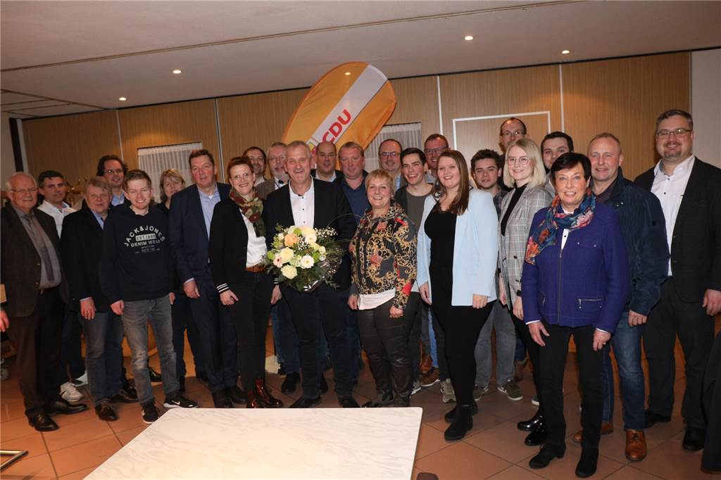 Stadtlohner CDU steht geschlossen hinter ihrem Bürgermeisterkandidaten Günter Wewers Gruppenbild des Bürgermeisterkandidaten Günter Wewers nach der Nominierung mit den anwesenden Listenkandidatinnen und -kandidaten.