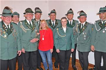 Gruppenbild jetzt mit Dame: Zum neu gewählten Vorstand gehört nun auch Cordula Standop-Lethaus als neue stellvertretende Geschäftsführerin. Christoph Böcker, Vorsitzender (l.) und das amtierende Königspaar Detlev Ringen (3.v.l.) und Anneliese Ricono gratulieren.