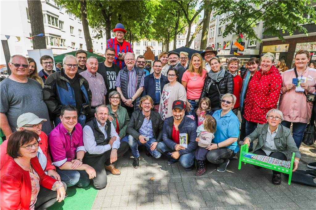 Mix aus vielen Informationen und entspannender Unterhaltung beim Fest „Unter den Linden“ Gruppenbild mit allen Helferinnen und Helfern: Eröffnet wurde die Feier von Thomas Westphal (Dortmunder Wirtschaftsförderung) und Bezirksbürgermeister Heiko Brankamp (M.).