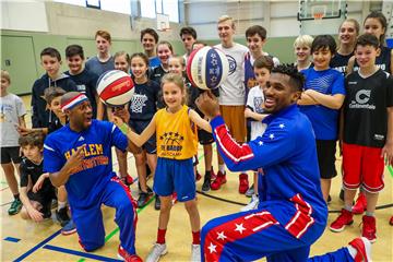 Gruppenbild mit Artisten: Die Harlem Globetrotters waren zu Gast beim TVE Barop.