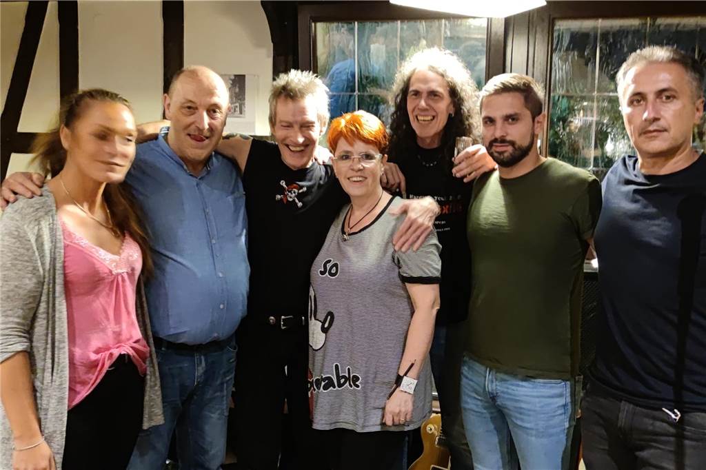 Live-Musik: Im „Alten Hellweg“ fegen die Bässe die Gläser aus dem Regal Gruppenbild mit Band Rollingexile und allen, die zum "Alten Hellweg" gehören, wie auch Bockens Verlobter Barbara Wiegelmann-Axt (4.v.l.), die er als seine "Chefin" bezeichnet.