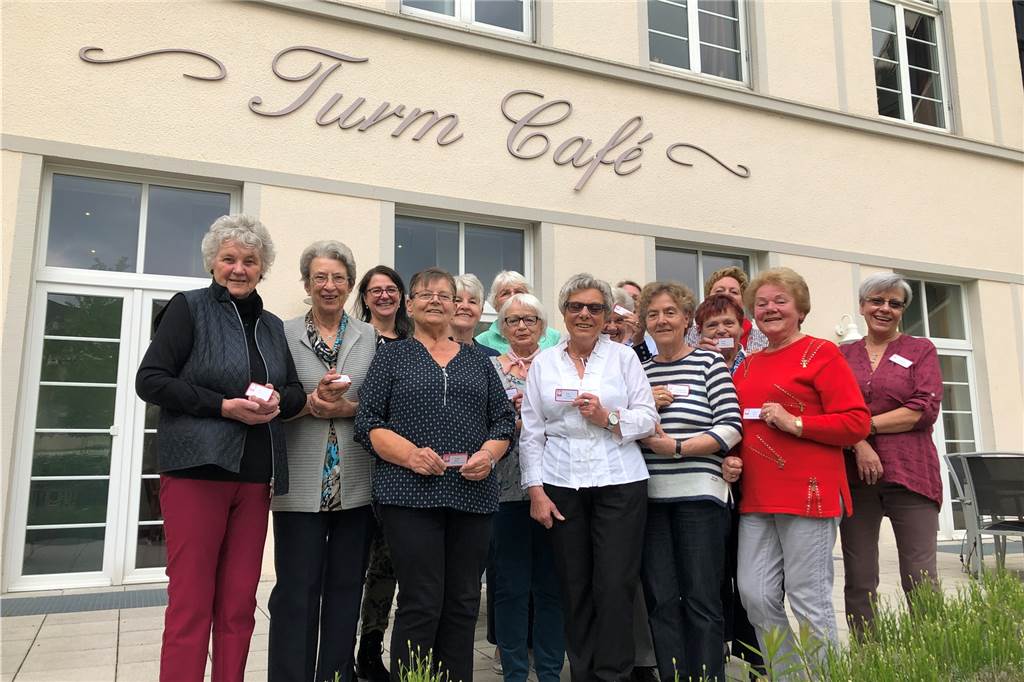 13 Seniorinnen und 1 Student verwandeln Lütgendortmunder Turmcafé in eine Wohlfühl-Oase Gruppenbild mit Damen, aber ohne Student Julian Okpisz, der beim Treffen vor dem Turmcafé nicht dabei sein konnte.
