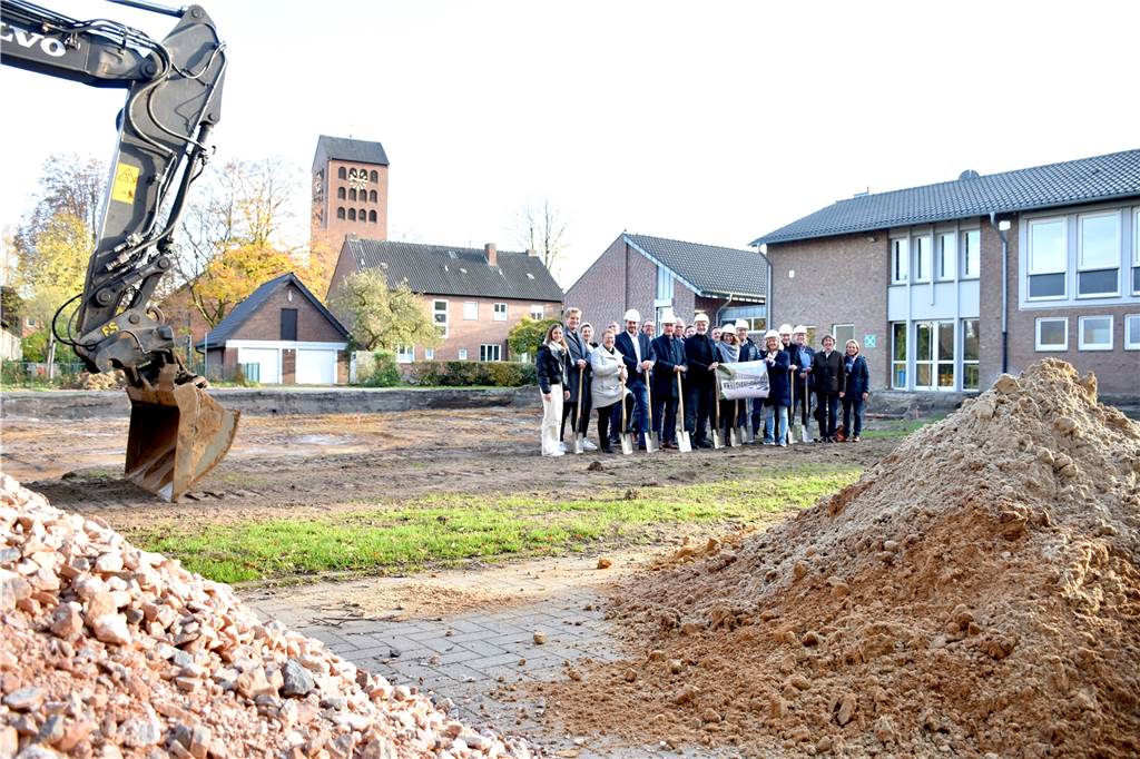 Mensa an der Fuistingstraße: Spatenstich für 5,9-Millionen-Euro-Projekt Gruppenbild mit Helm und Spaten: Nach jahrelanger Planung ist am Dienstag der Startschuss für den Neubau der Mensa hinter dem Josef-Cardijn-Haus gefallen.
