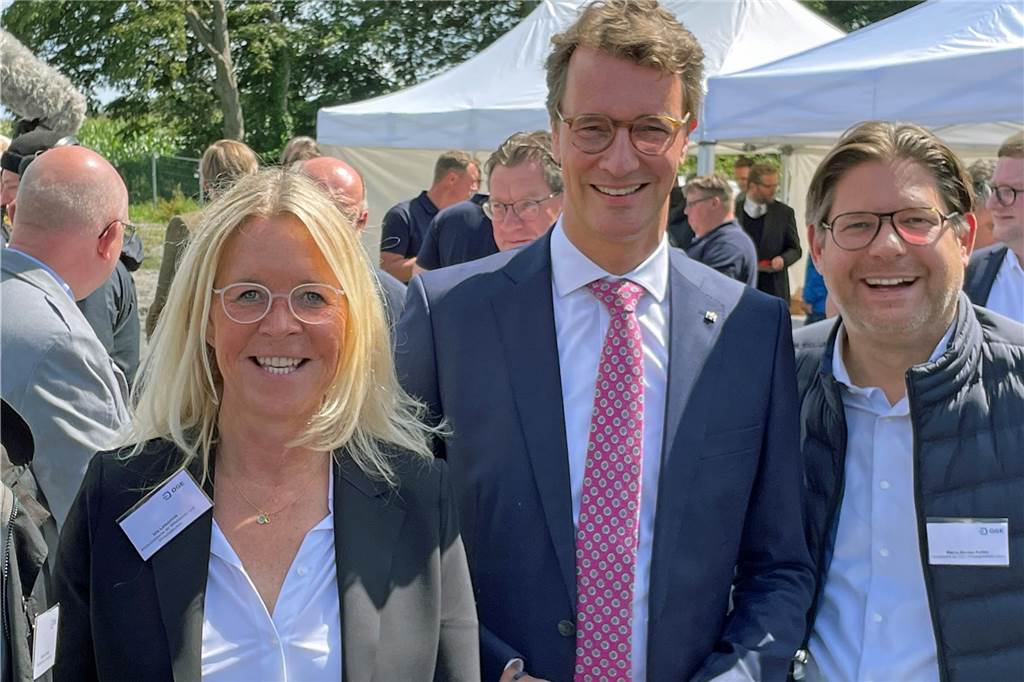 Gruppenbild mit Parteifreuden. Der CDU-Ministerpräsident wir flankiert von CDU-Fraktionschefin Uta Leisentritt aus Werne und dem CDU-Kreisverbandsvorsitzenden Marco Morten Pufke.