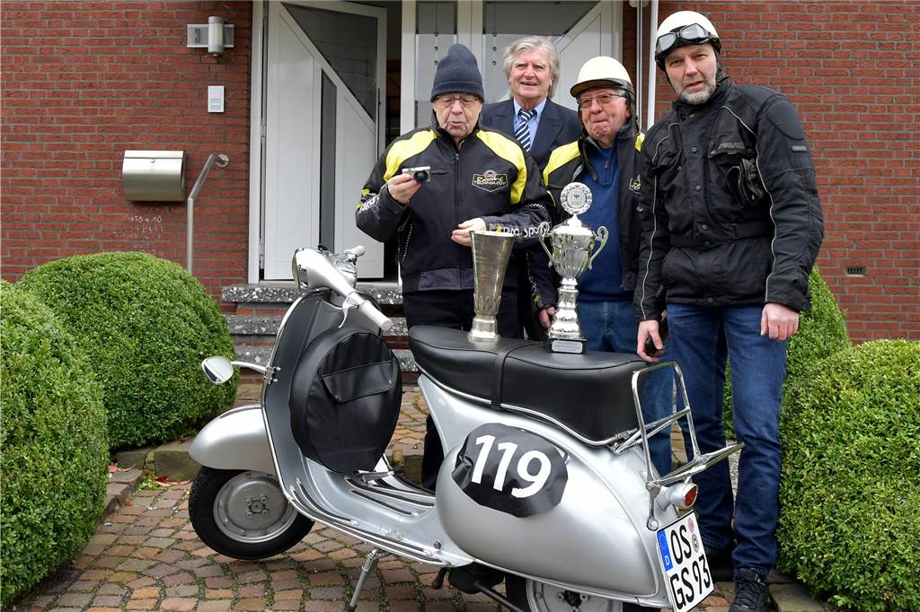 Nordkirchen: Bernd Schlüter am 88. Geburtstag mit einer Vespa überrascht Gruppenbild mit restaurierter Vespa: (v.l.) Karl-Gustav Sander, Hans-Joachim Helms, Bernd Schlüter und Reinhold Schlierkamp.