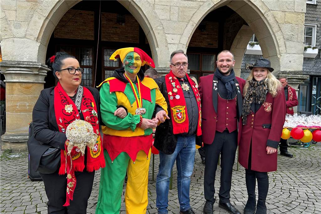 Gruppenbild mit scheidenden Tollitäten: Jasmina I. Liebling aus Bergkamen, Hoppedine Jutta Keding, Carsten I. Liebling aus Bergkamen und das Werner Prinzenpaar Julian I. Oer und Lena I. Röll (von links).