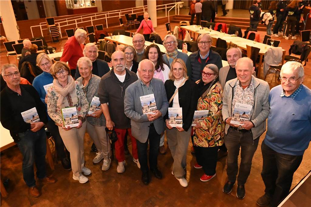 Gruppenbild mit Verantwortlichen, Autoren und fotografierten Personen des neuen Jahrbuchs