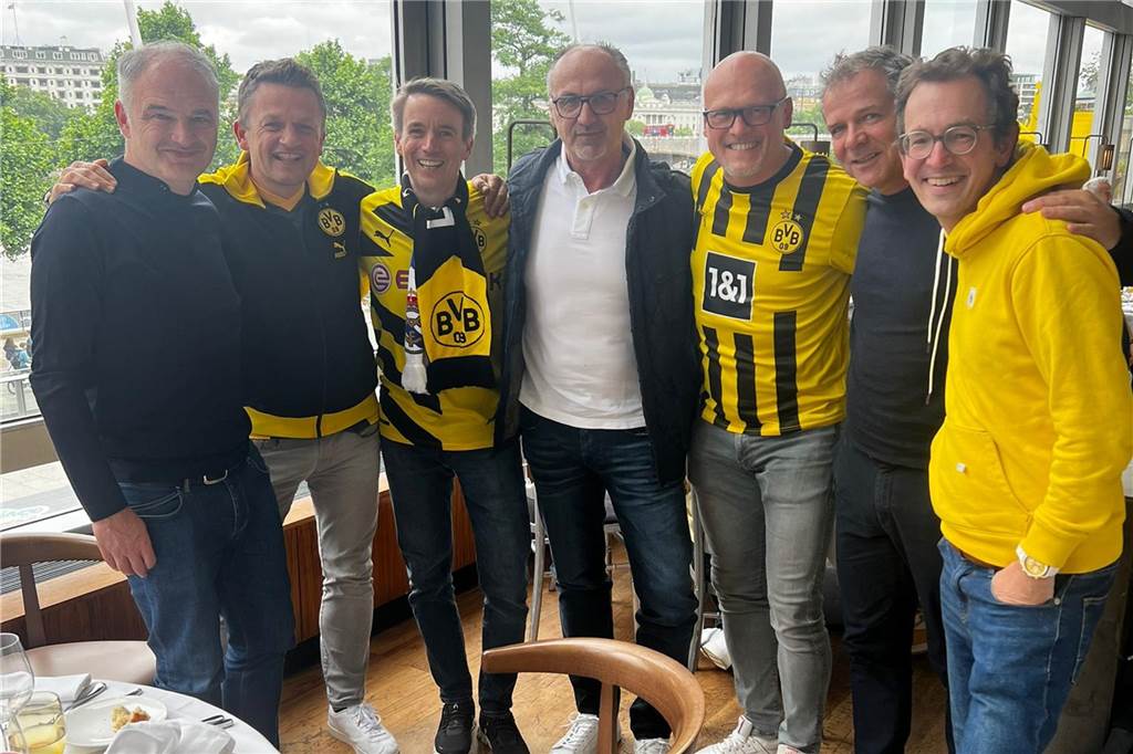 BVB-Fans aus dem Ostvest melden sich aus London Sieben Männer stehen in einem Halbkreis, vier tragen ein schwarz-gelbes Oberteil