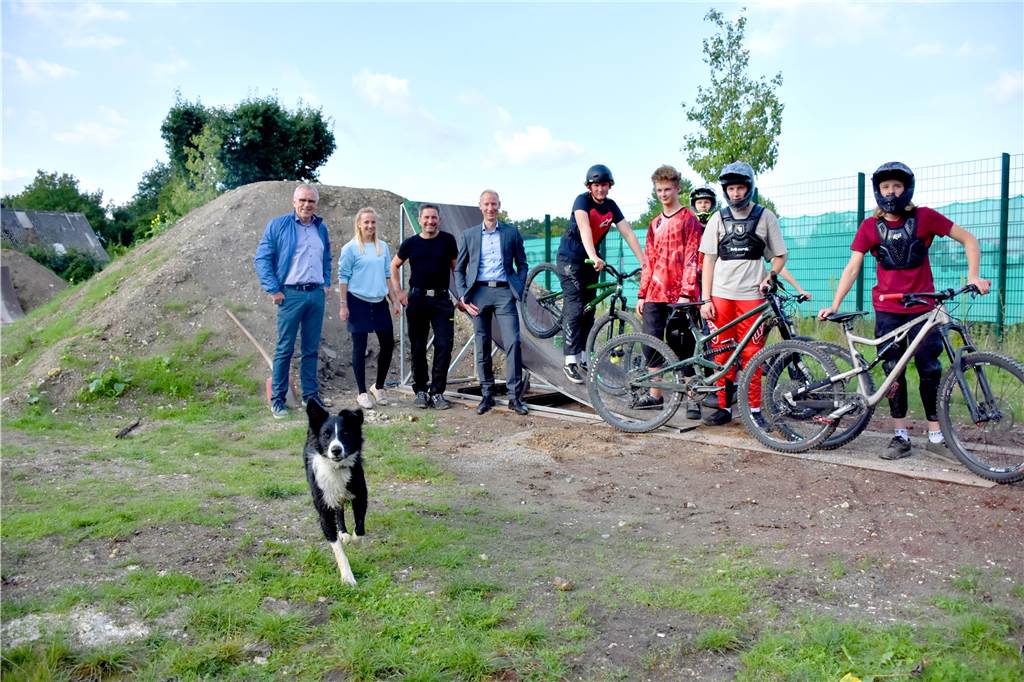 Mit Video: Jugendliche fliegen im Bikepark Ahaus meterweit durch die Luft Gruppenbild zur offiziellen Übergabe des Bikeparks: Die Sparkassenstiftung hat die neuen Rampen mit 7500 Euro unterstützt. Insgesamt wurden für Start- und Landehügel, die Rampenkonstruktion sowie die Strecke aktuell rund 12.000 Euro verbaut.