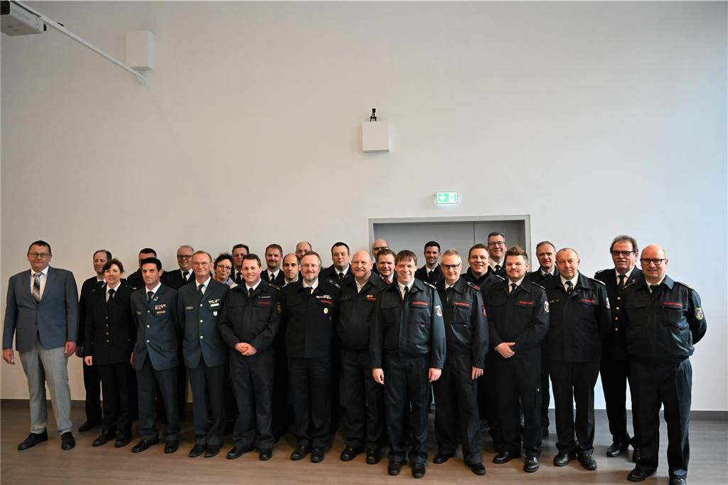 Feuerwehrchef André Szczesny für Einsatz im Ahrtal ausgezeichnet Gruppenfoto mit den Helfern aus dem Regierungsbezirk Münster und Hauptdezernent Reiner Dewulf (l.).