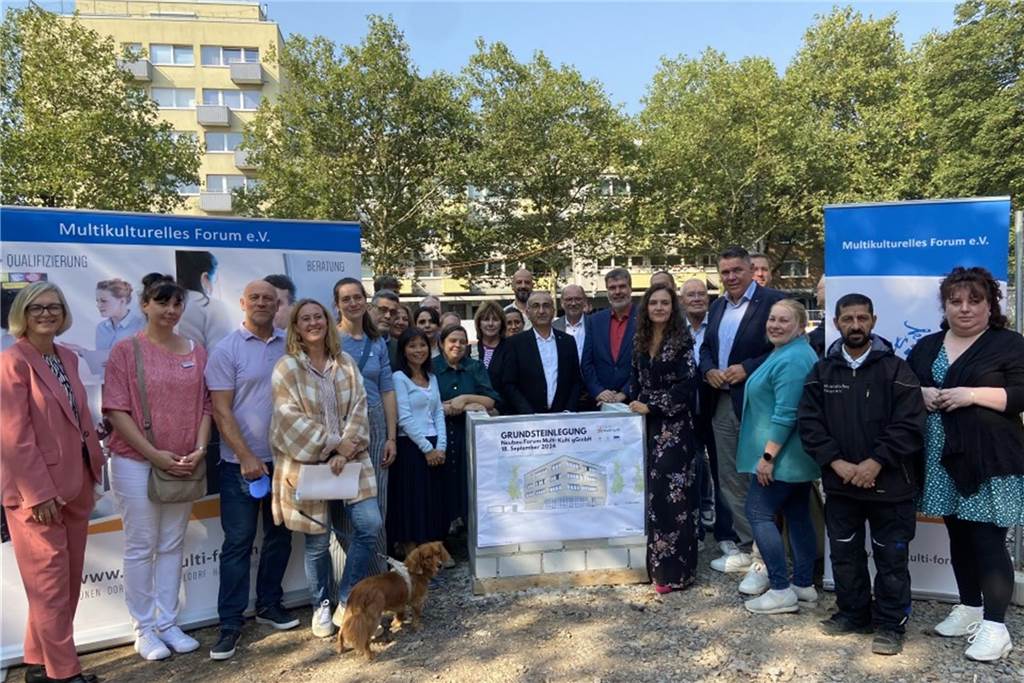 Grundsteinlegung für Neubau am Bahnhof: Viel Lob für Multikulturelles Forum Gruppenfoto von der Grundsteinlegung