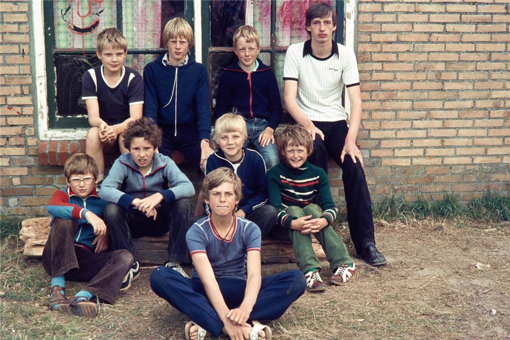 Alstätter Ferienerholung auf Ameland feiert 50-jähriges Bestehen Gruppenfoto vor dem Betreuerraum im Jungenlager um 1980.