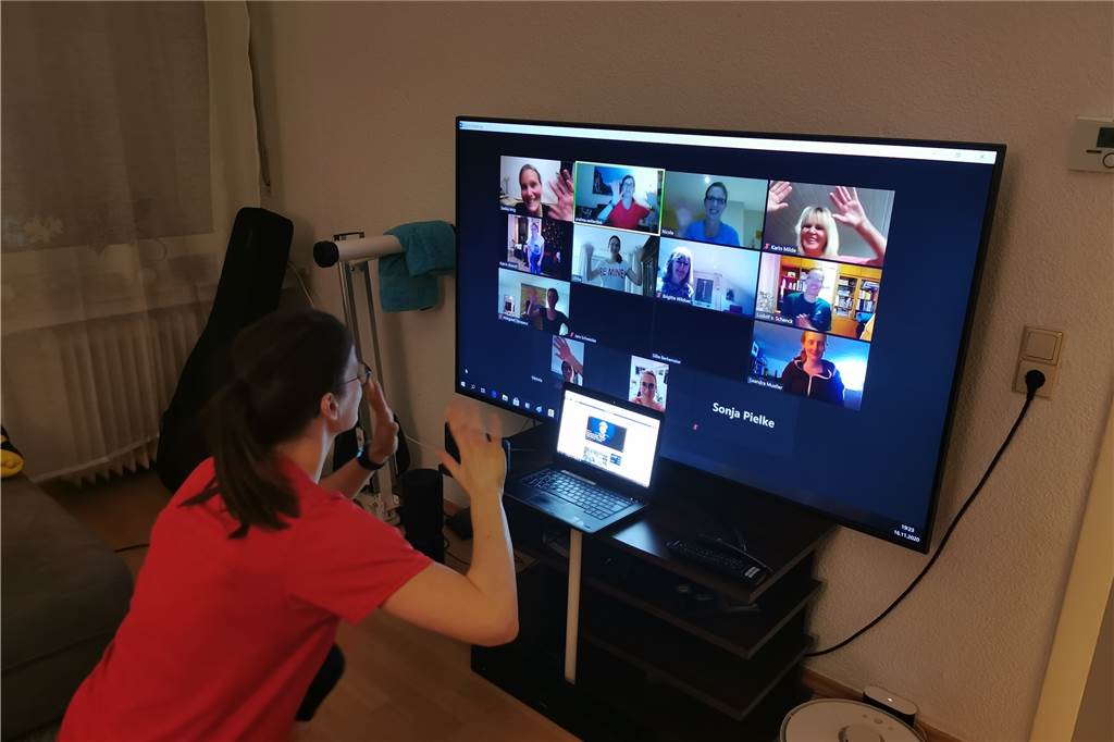 Sport daheim, statt im Studio: Salsation im Wohnzimmer macht gute Laune Gruppenfoto zum Abschluss des Kurses: Den Teilnehmern hat es sichtlich Spaß gemacht.