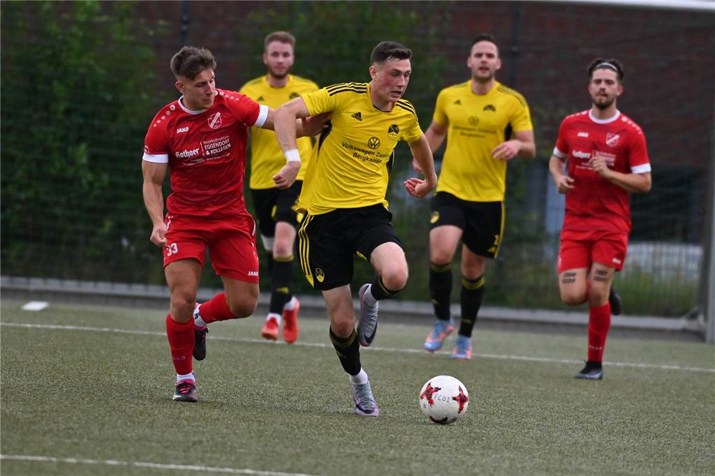 A-Liga-Spieler trifft nach Verletzung dreifach: Trainer bezeichnet ihn als „unverzichtbar“ Gryfin Cakala (am Ball) wechselte im Winter vom SuS Kaiserau zum SC Husen-Kurl.