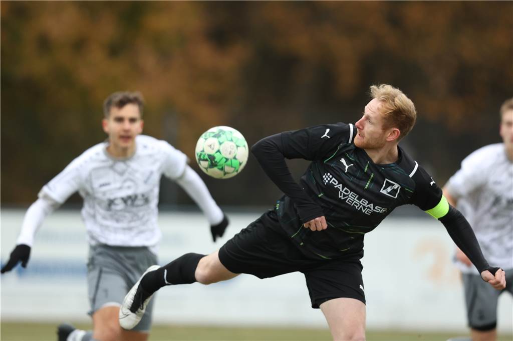 GS Cappenbergs Kapitän Philipp Schulze Twenhöven versucht, den Ball mitzunehmen.