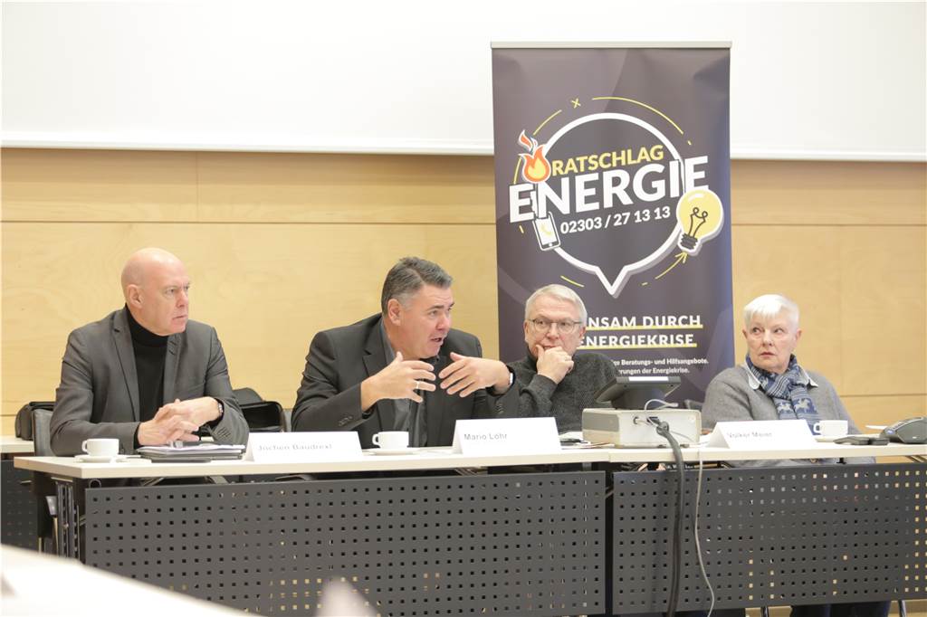 Hilfe in der Energiekrise: Kreis Unna schaltet Hotline und bündelt Beratung GSW-Chef Jochen Bauxdrexl, Landrat Mario Löhr, Kreis-Sprecher Volker Meier und Marianne Oldenburg vom Jobcenter Kreis Unna am Freitag, 2. Dezember 2022, bei einer Pressekonferenz im Kreishaus Unna. Unter der Überschrift "Ratschlag Energie" sollen Bürgerinnen und Bürger im Schulterschluss vieler beteiligter Institutionen und Unternehmen Hilfe in der Energiekrise erhalten.