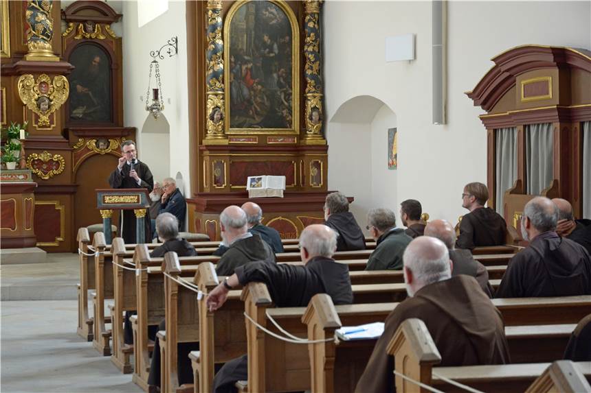 Ungewohnte Szenen: Dutzende Kapuziner spazieren durch Werne Guardian Romuald Hülsken begrüßte die Mitbrüder im Kapuzinerkloster.