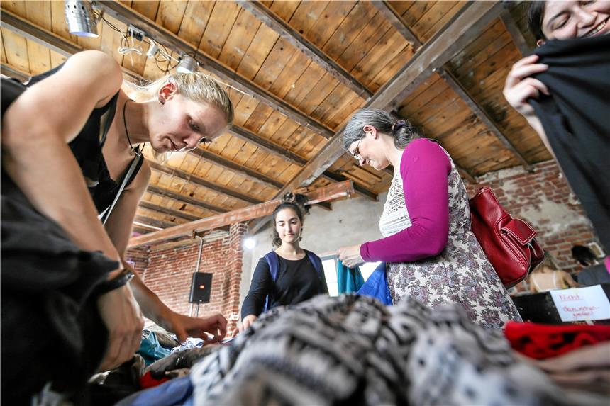 Secondhand für die Umwelt im Tyde Studio Gucken, anfassen und bewerten: Beim Tauschrausch im Tyde soll neue alte Kleidung umweltschonend an neue Besitzer gebracht werden.