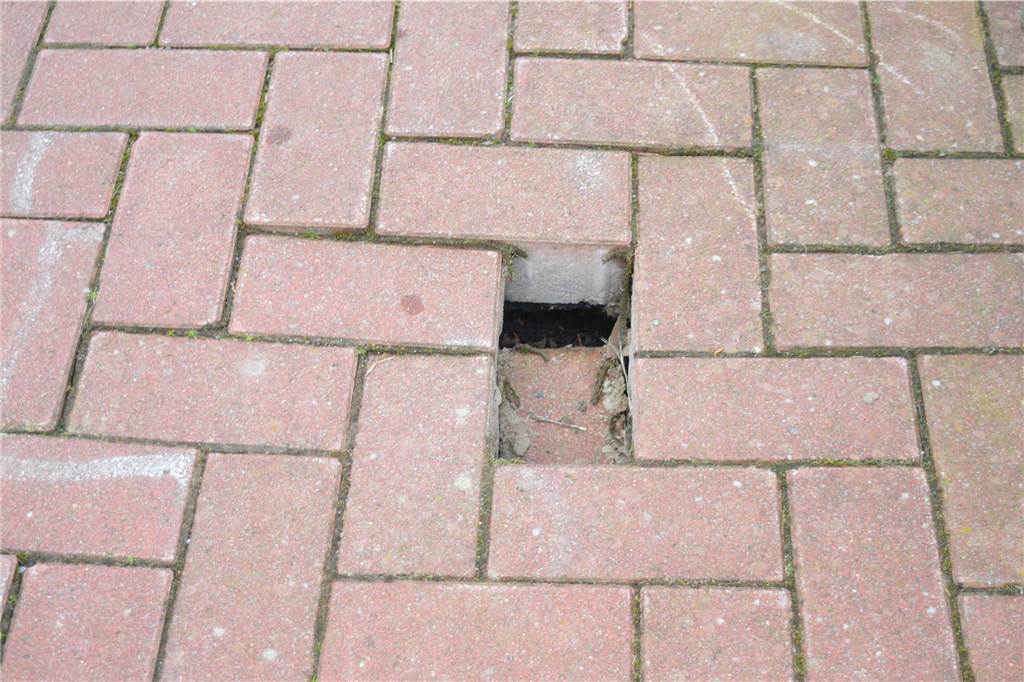 Anwohner in Sorge: Pflasterung auf der Händelstraße abgesackt Loch im Straßenpflaster.