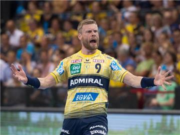 Gudjon Valur Sigurdsson bejubelt ein Tor der Löwen beim DHB-Supercup. Foto: Deniz Calagan