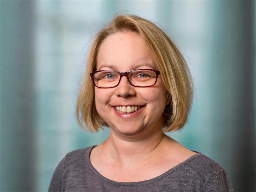 Cortison - Segen und Fluch eines hochwirksamen Medikaments Gudrun Baseler hat seit ihrer Kindheit Rheumatoide Arthritis und wird seit vielen Jahren unter anderem mit Glucocorticoiden behandelt. Foto: Sarah Larissa Heuser/Deutsche Rheuma-Liga/dpa-tmn