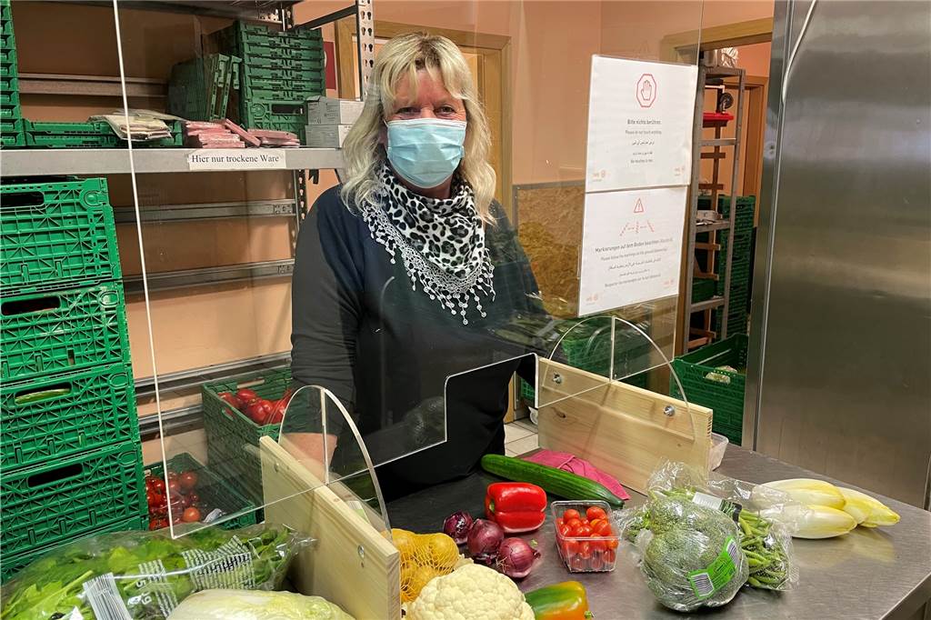 Voller Kühlschrank und mehr: Halterner Tafel verbessert Tina Miroyans Leben Gudrun Deitermann verteilt an diesem Donnerstag das Gemüse an die Halterner Kunden der Tafel.
