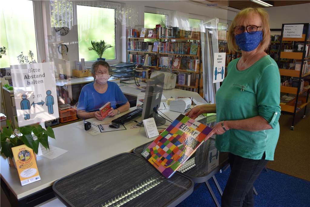 Dortmunder Bibliothek schickt Bücher für 72 Stunden in Quarantäne Gudrun Göddertz mit ihrer Kollegin Renate Pothmann, die hinter einer Plexiglasscheibe sitzt.