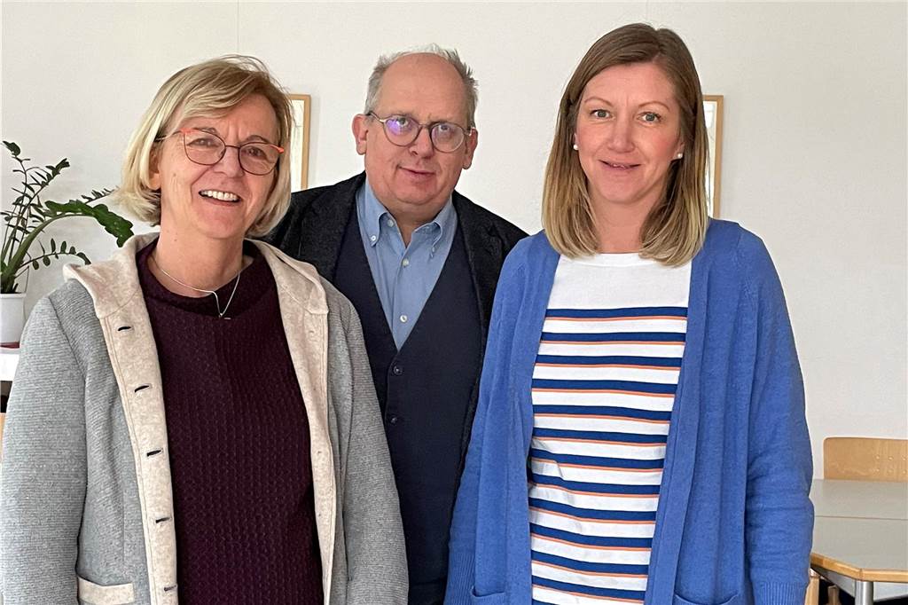 Gudrun Schlaphorst (v.l.), Pfarrer Thorsten Melchert und Britta Böcker sind frustriert: Geflüchtete aus Unterkünften in Wohnungen zu vermitteln, gestaltet sich sehr schwer.