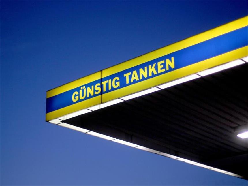 Günstiges Öl drückt Inflation auf Null «Günstig tanken»: Hauptgrund für die stagnierenden Verbraucherpreise waren die sinkenden Energiekosten. Foto: Ina Fassbender