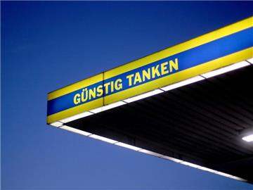 «Günstig tanken»: Hauptgrund für die stagnierenden Verbraucherpreise waren die sinkenden Energiekosten. Foto: Ina Fassbender