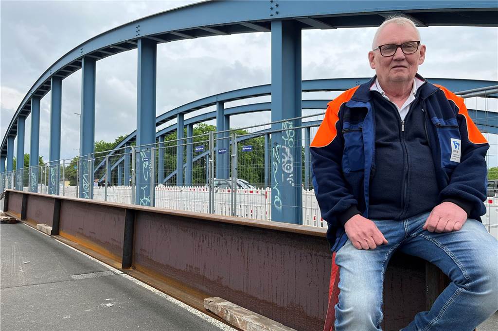 Gerüst hängt an B224-Brücke in Dorsten: Reparatur beginnt Günter Franz sitzt auf dem 1,5 Tonnen schweren Abfangträger, der während der Arbeiten auf der Brücke bleibt und mit der Konstruktion verschraubt wird, um ein Durchhängen des Geh- und Radwegs zu verhindern.